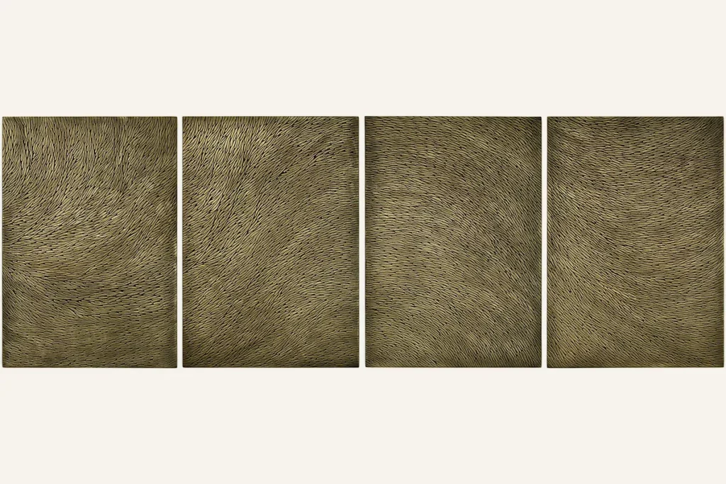 Un quadriptyque réalisé par l'atelier Mylène Mai, sculpture murale en écailles de plâtre, aux teintes de bronze doré.
