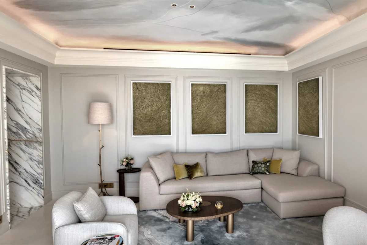 Dans le salon de la suite penthouse du grand hotel du cap, hôtel four seasons de saint jean cap ferrat, au mur, au dessus du canapé, un quadriptyque réalisé par l'atelier Mylène Mai est accroché. une oeuvre sur mesure, pièce unique, en écailles de plâtre et aux teintes bronze doré.