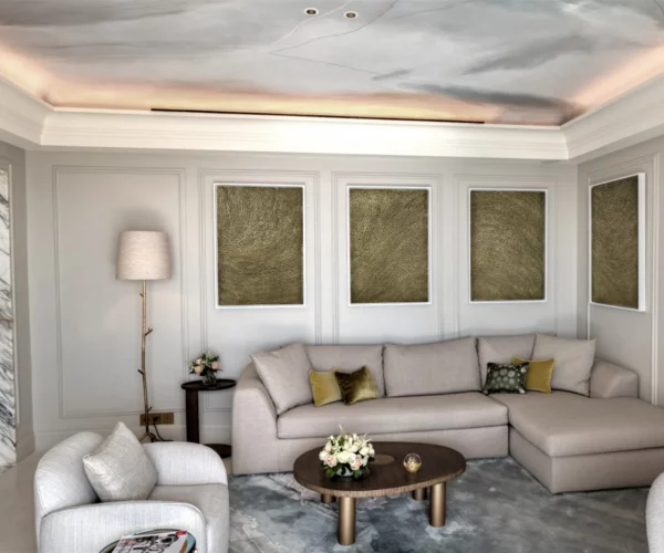 Dans le salon de la suite penthouse du grand hotel du cap, hôtel four seasons de saint jean cap ferrat, au mur, au dessus du canapé, un quadriptyque réalisé par l'atelier Mylène Mai est accroché. une oeuvre sur mesure, pièce unique, en écailles de plâtre et aux teintes bronze doré.