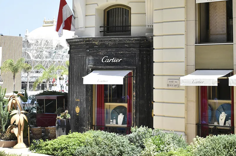 Vue extérieure des vitrines de la maison Cartier de Monaco. En vitrine on aperçoit les oeuvres sur mesure de l'atelier Mylène Mai, des pièces uniques d'exceptions en plâtre sculpté patiné, qui servent de décor et d'écrin à la collection de haute joaillerie présentée.