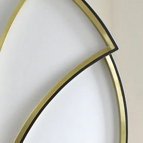 Zoom sur un détail de la structure en laiton au dos d'une œuvre sur socle de l'atelier Mylène Mai. Le laiton est brossé champagne.