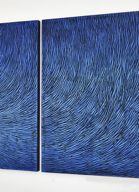 Vue en zoom et de trois quart d'un diptyque en écaille de plâtre aux teintes de bleu de l'atelier Mylène Mai