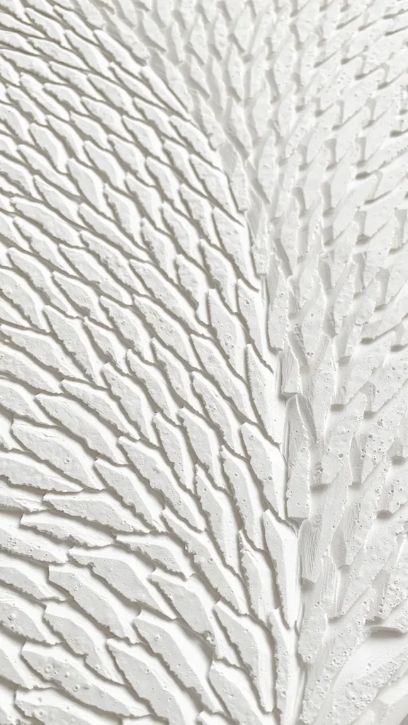 Zoom sur les écailles de plâtre brut, avant patine, d'une oeuvre sur mesure de l'artiste Mylène Mai.