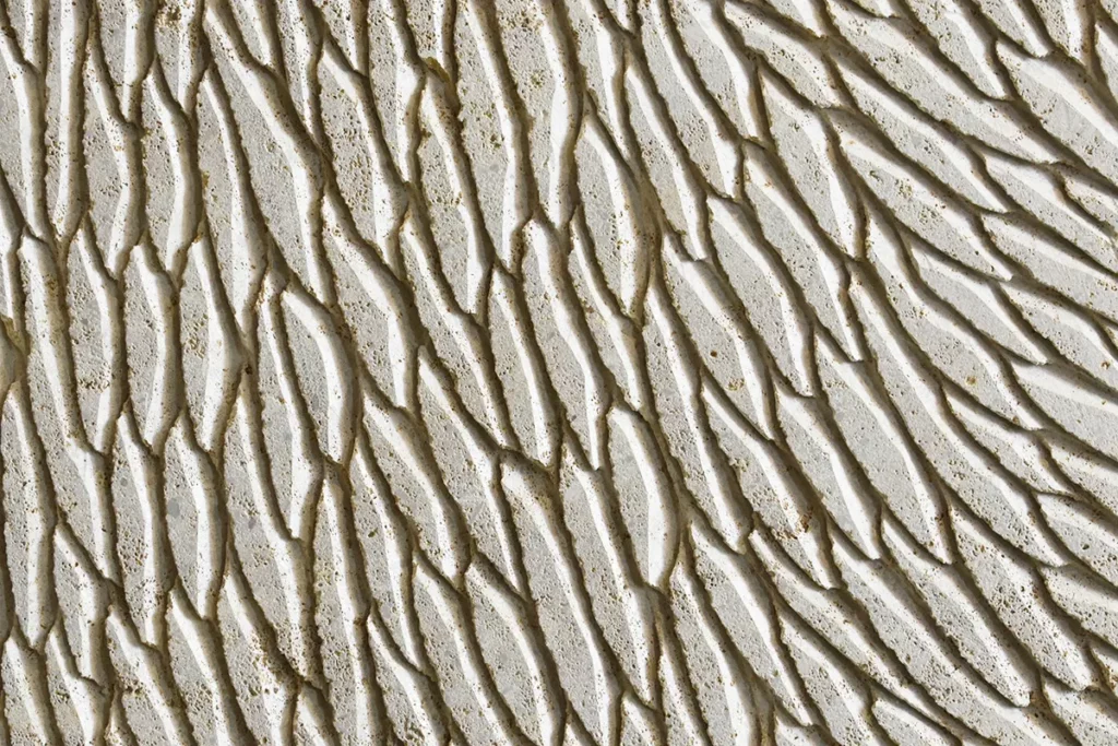 Zoom de face sur une œuvre en écailles de pierre de Bourgogne.