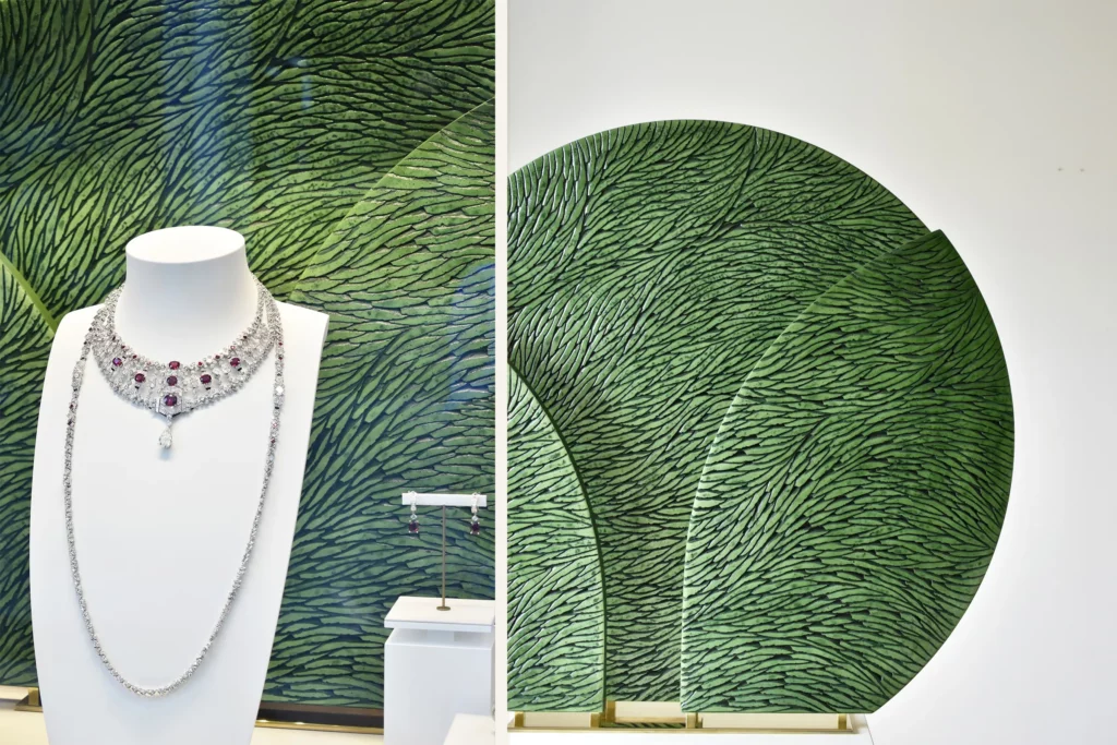 sculpture sur socle d'inspiration art déco, crée par l'atelier Mylène Mai pour la maison Cartier, décor et écrin de la collection de haute joaillerie présentée dans les vitrines de Monaco. L'oeuvre est tout en courbure, constituée d'écailles de plâtre, dans des tons et nuances de vert. Le socle est en laiton poli miroir